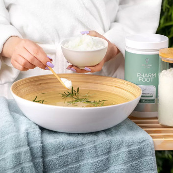 Sól zabiegowa z oliwą ozonowaną i ziołami Victoria Vynn Pharm Foot Herbal reMEDY 500g
