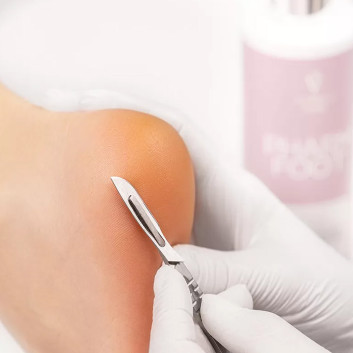 Płyn zmiękczający do stóp w sprayu z osmolitami i aminokwasami Victoria Vynn Pharm Foot OSMO TONIC 400ml