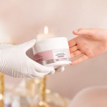 Wygładzający peeling solno-cukrowy do stóp z kompleksem olejków i masłem shea Victoria Vynn Pharm Foot FOOT SCRAPER 200g