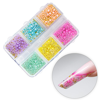 Perlas de colores y gel para decorar las uñas en un estuche