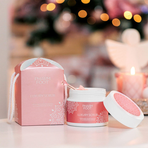 Perfumowany peeling nawilżająco-rozświetlający do stóp dłoni i ciała Victoria Vynn Pharm Foot LUXURY SCRUB 200g