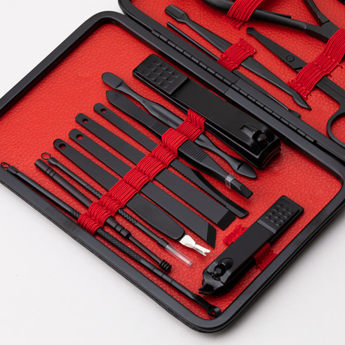 Set di 18 accessori per la cura della bellezza, per manicure, pedicure e trattamenti viso, in astuccio nero e rosso - CC046