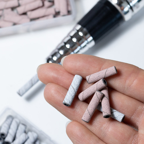 Kapturki do manicure i pedicure mandrele nakładki ścierne long cylinder 3mm gradacja 180 AlleMed białe 50 szt.