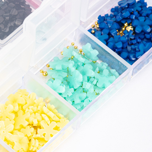 Kasetka z ozdobami akrylowe kwiatki Molly Nails mix kolorów Nr 2 ok. 300 sztuk