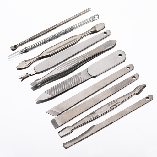 Set di 15 accessori per la cura della bellezza, per manicure, pedicure e trattamenti viso, in astuccio nero e marrone - CC045