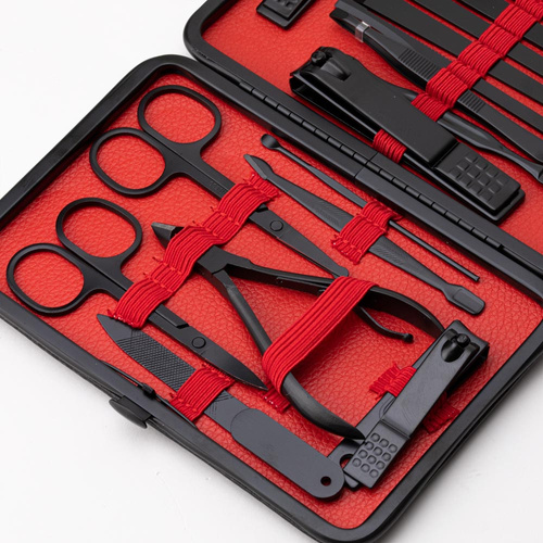 Set di 18 accessori per la cura della bellezza, per manicure, pedicure e trattamenti viso, in astuccio nero e rosso - CC046