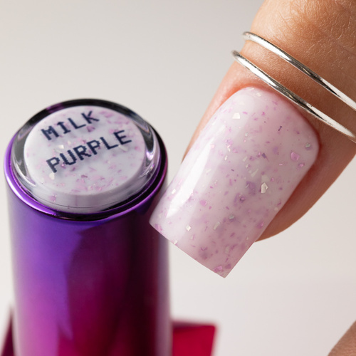 Milchfarbene Kautschukbasis mit violett-metallischen Flocken „Flakes Rubber Base Milk&Purple“ von MollyLac, HEMA/Di-HEMA-frei, 10 Gramm