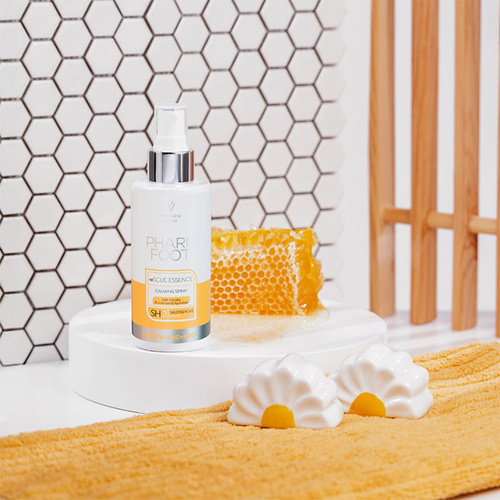 Spray lenitivo con estratto di miele di manuka e idrolato di camomilla Victoria Vynn Pharm Foot reSCUE ESSENCE 150 ml