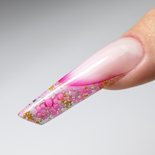Perline colorate e gel per decorare le unghie in un astuccio