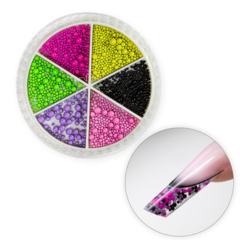 Perlas de colores para decorar las uñas en un estuche